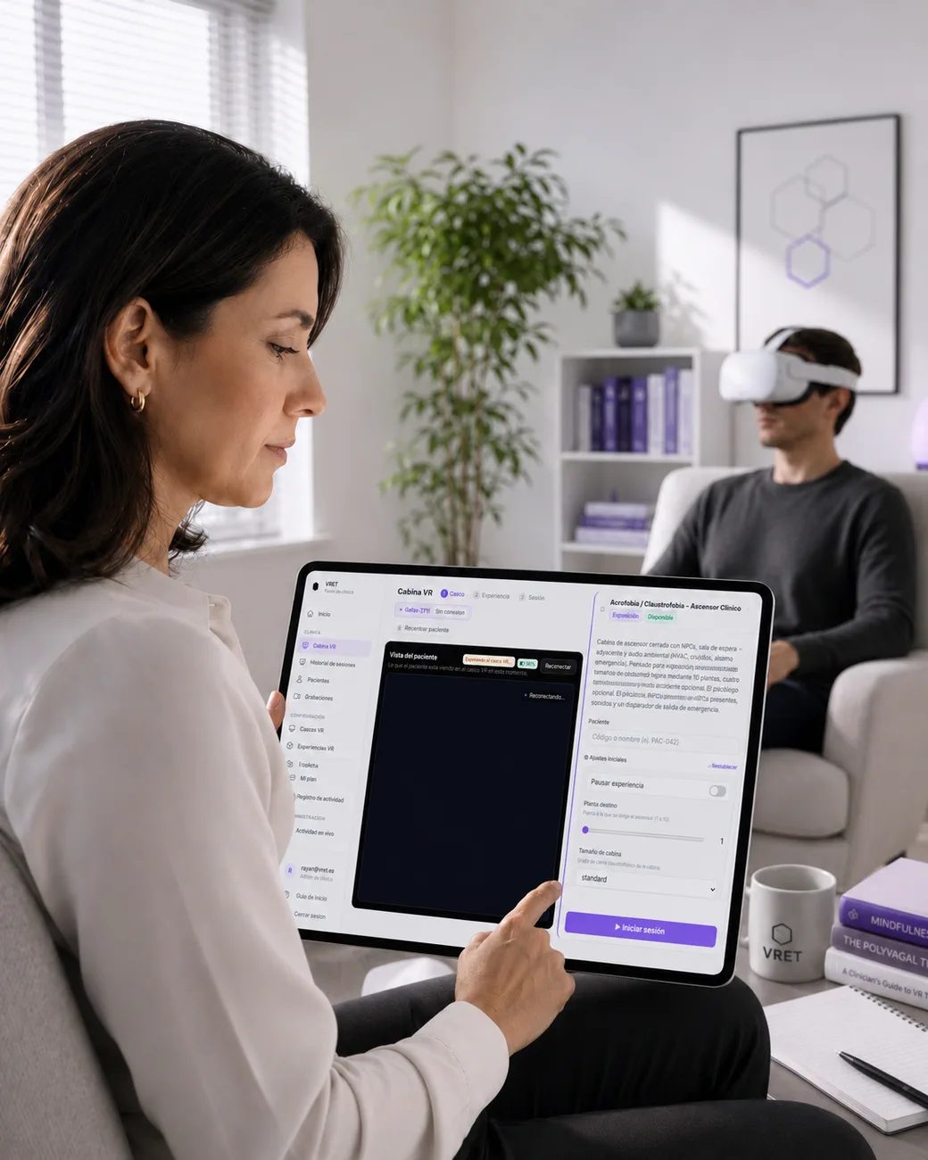 Psicóloga supervisa una sesión de terapia VR desde una tablet mientras el paciente lleva un casco Meta Quest
